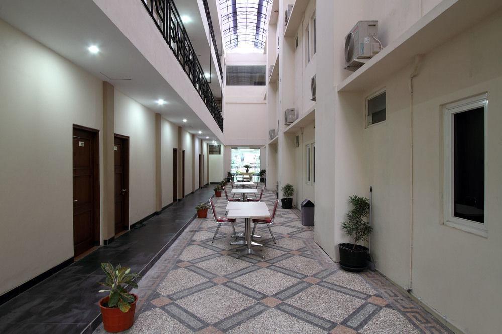 OYO 3726 Tembok Batu Residence Tugu Exterior foto