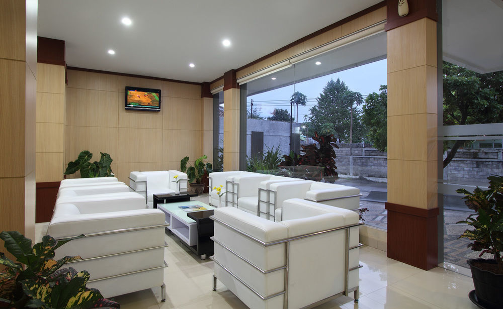 OYO 3726 Tembok Batu Residence Tugu Exterior foto