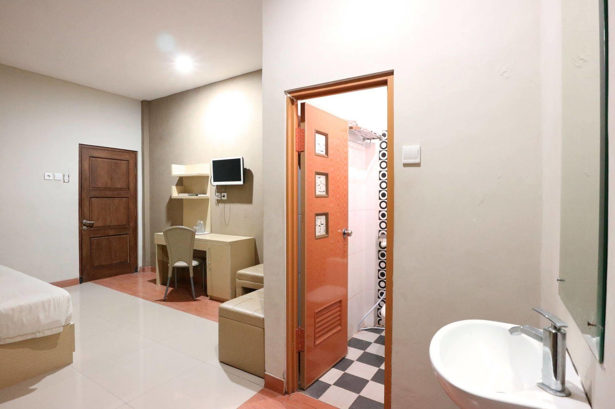 OYO 3726 Tembok Batu Residence Tugu Exterior foto